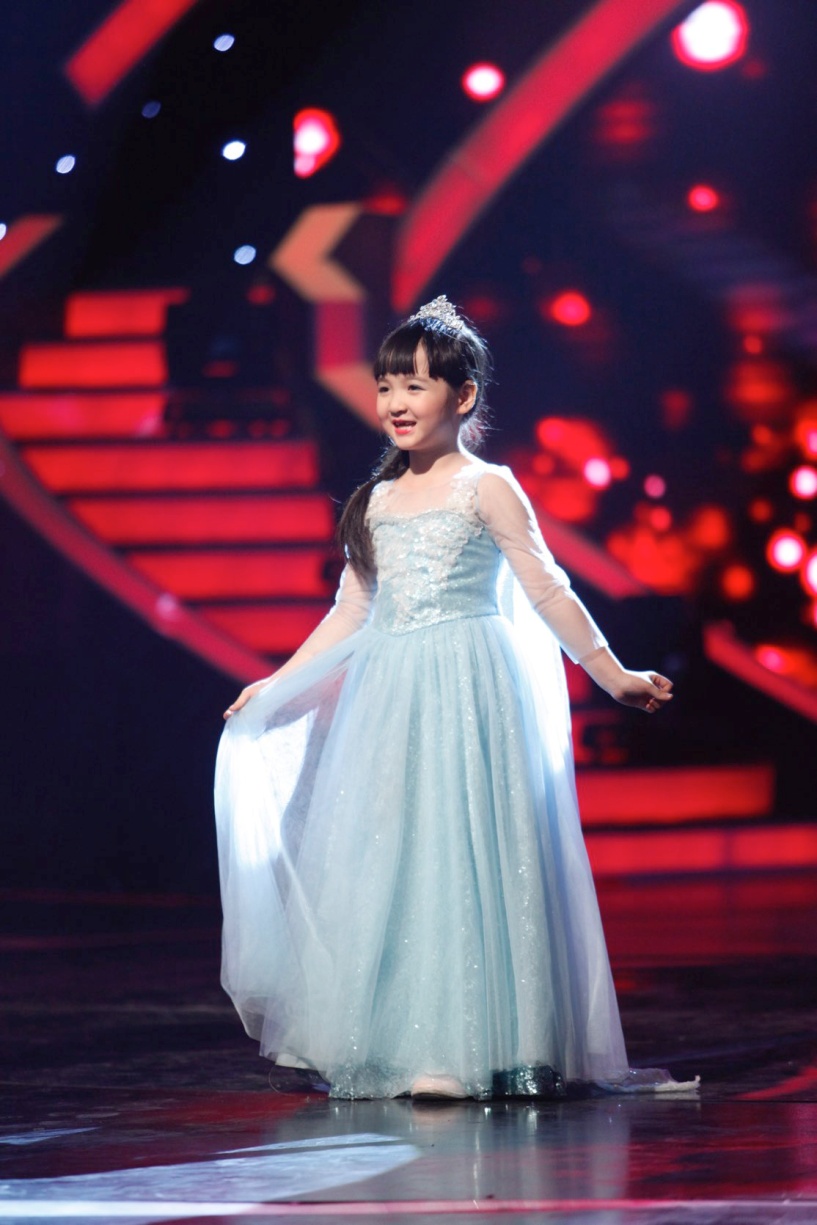 Ngô Phương Bích Ngọc “Công chúa răng sún” tỏa sáng tài năng ở Vietnam’s Got Talent 2015