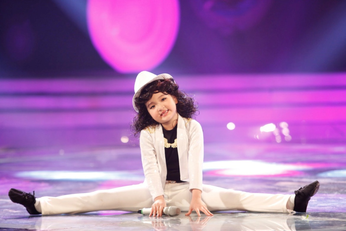 Ngô Phương Bích Ngọc “Công chúa răng sún” tỏa sáng tài năng ở Vietnam’s Got Talent 2015