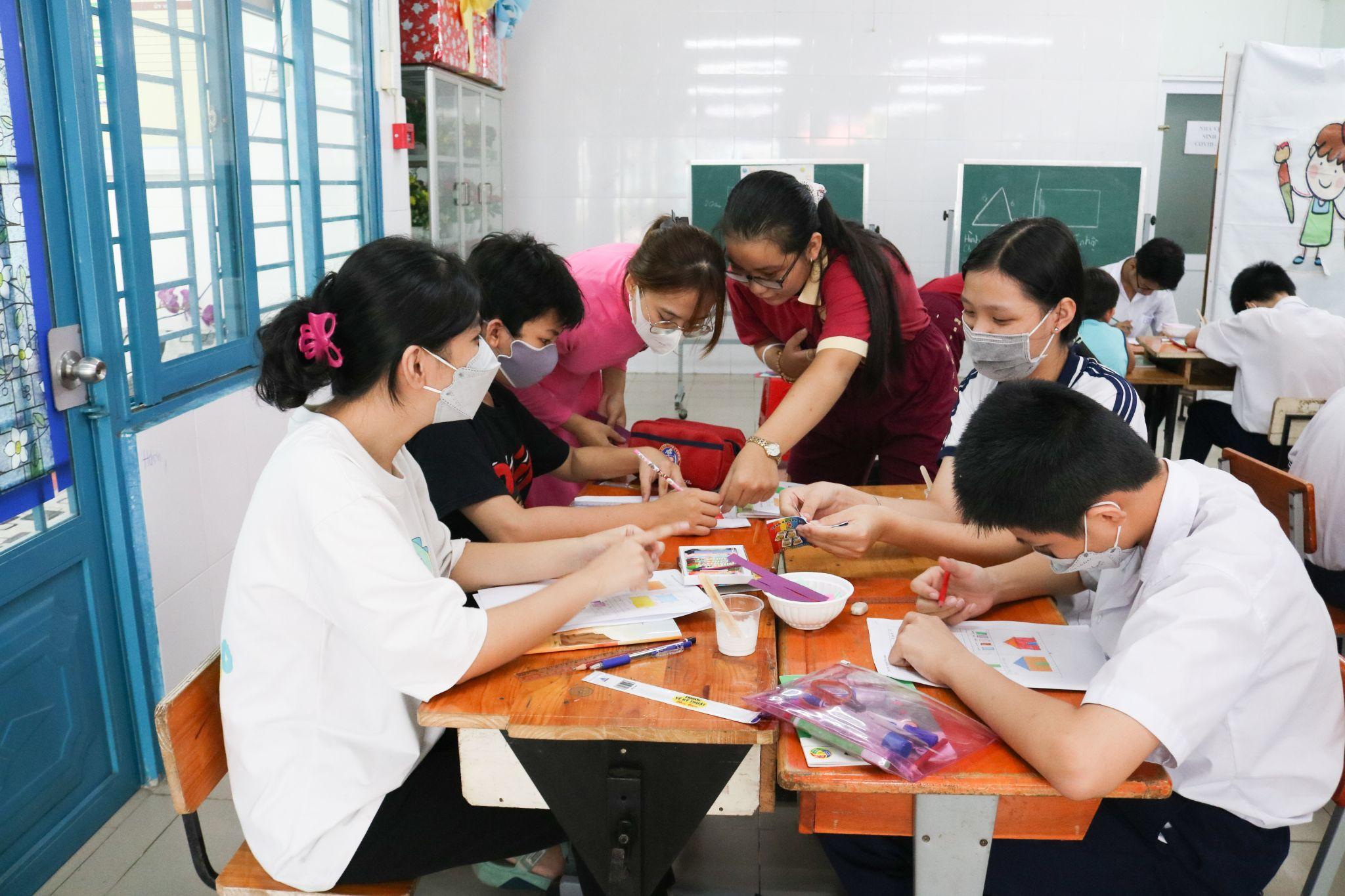 Học sinh Asian School và những chuyến xe chở yêu thương