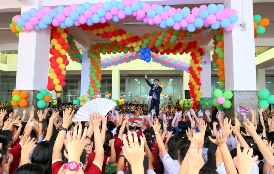 Hoài Linh, Chí Tài cùng hàng loạt ngôi sao trẻ giao lưu cùng học sinh Asian School