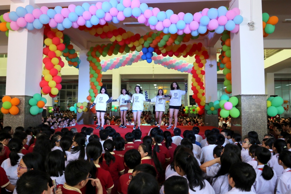 Hoài Linh, Chí Tài cùng hàng loạt ngôi sao trẻ giao lưu cùng học sinh Asian School