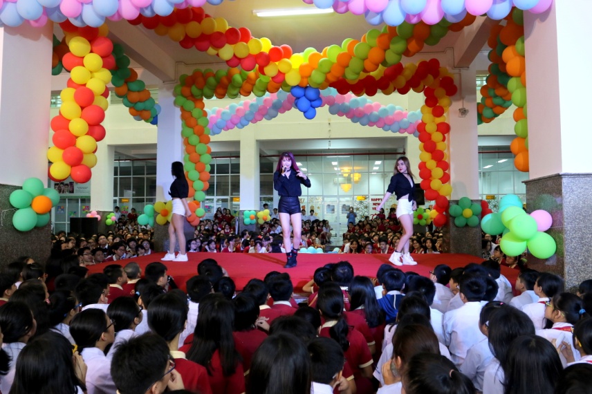 Hoài Linh, Chí Tài cùng hàng loạt ngôi sao trẻ giao lưu cùng học sinh Asian School