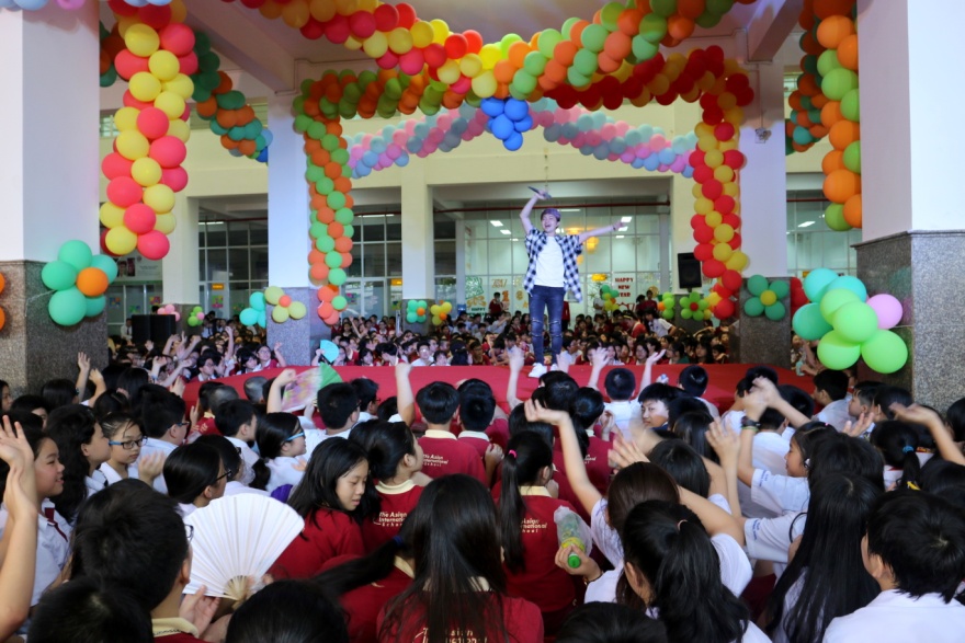 Hoài Linh, Chí Tài cùng hàng loạt ngôi sao trẻ giao lưu cùng học sinh Asian School