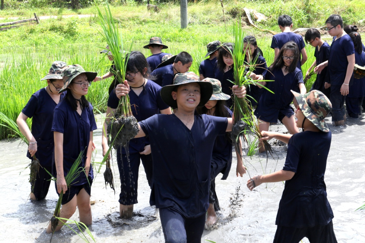 Hóa thân thành nông dân cùng các bạn nhỏ AHS