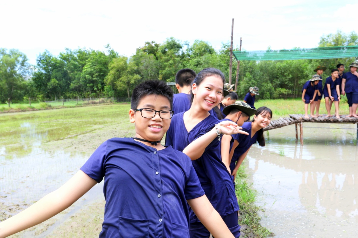 Hóa thân thành nông dân cùng các bạn nhỏ AHS