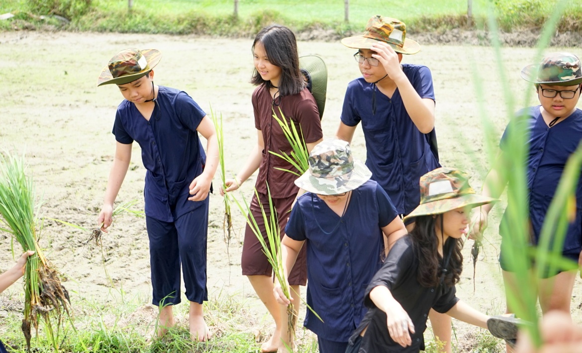 Hóa thân thành nông dân cùng các bạn nhỏ AHS