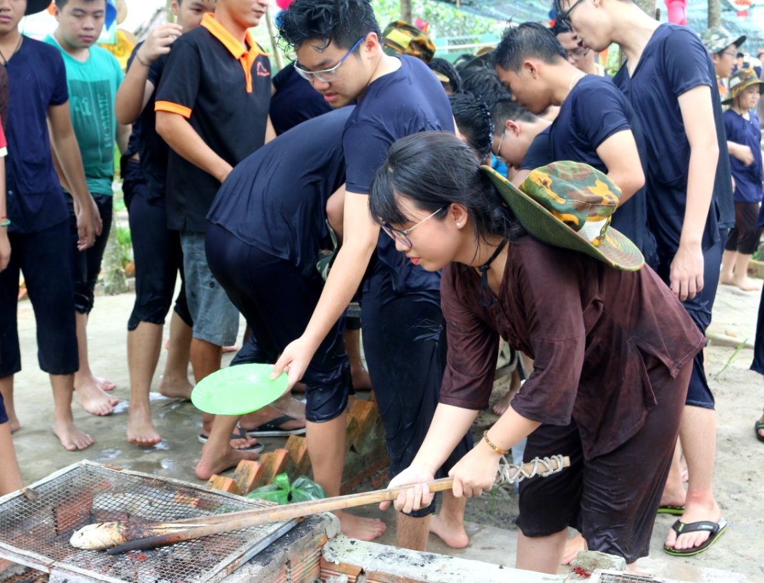 Hóa thân thành nông dân cùng các bạn nhỏ AHS