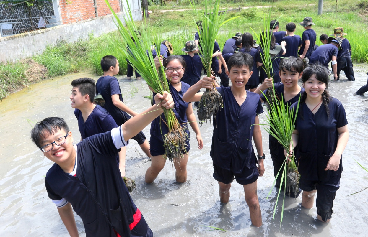 Hóa thân thành nông dân cùng các bạn nhỏ AHS