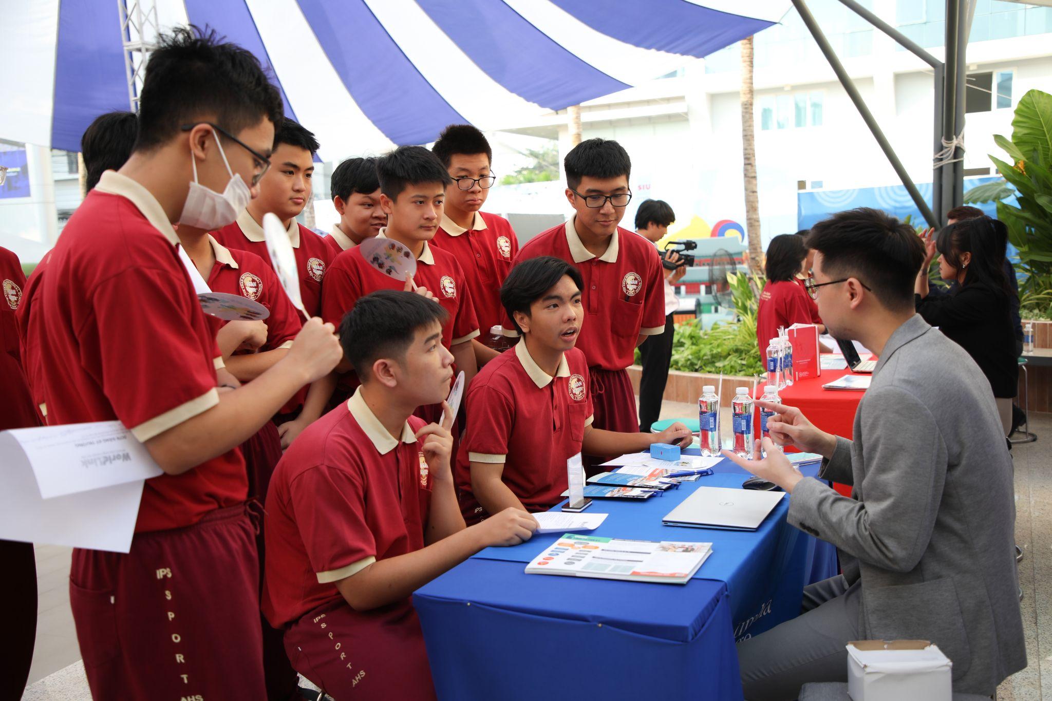 Học sinh Asian School gặp gỡ đại diện 28 trường đại học thế giới tại International University Fair 2024...<img src='/App_Themes/Default/Images/iconnew.gif' alt='' />