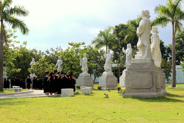 Tân tú tài Trường Quốc tế Á Châu dâng hương tại Khu truyền thống - dã ngoại SIU năm 2014...