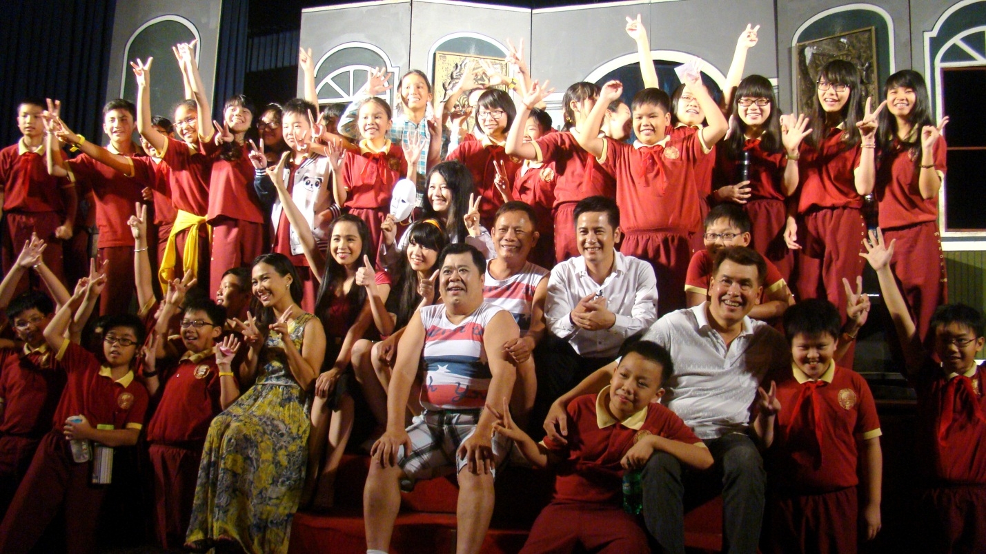 Ngoại khóa hè 2014 - cùng học sinh Trường Quốc tế Á châu đi xem kịch